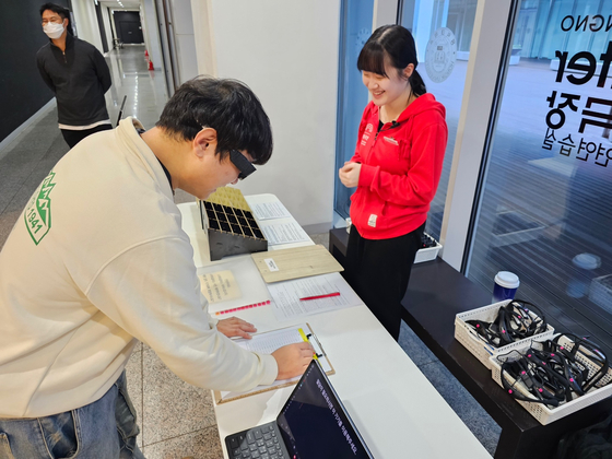 A deaf audience member borrows smart glasses that display closed captions at the Myeongdong Theater in Jung District, central Seoul. [NATIONAL THEATER COMPANY OF KOREA]