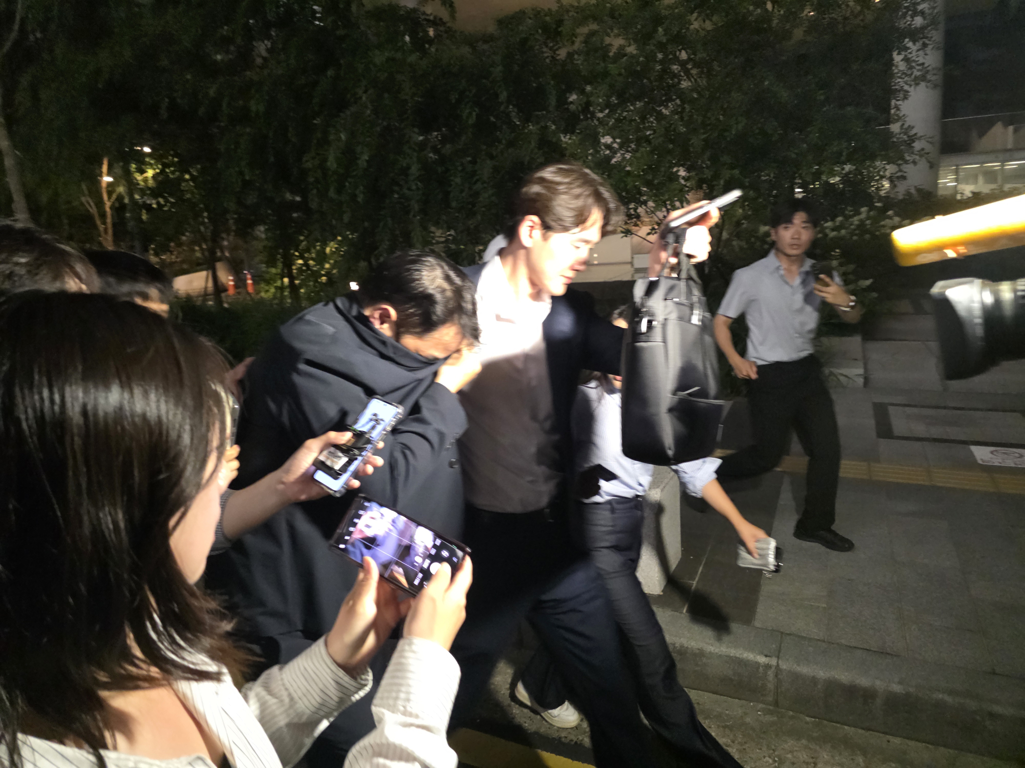 Kim Jin-woo, center, the brother of Kim Keon Hee, is questioned by the special counsel on July 28 about a suspected Van Cleef & Arpels necklace found at his mother-in-law’s home. [LEE CHAN-KYU] 