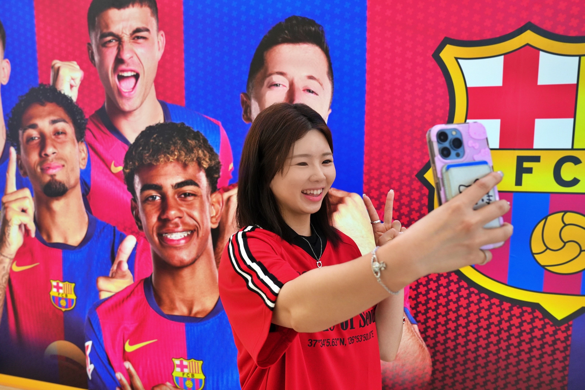 A fan takes a photo at the “FC Seoul vs FC Barcelona” pop-up store on the first floor of Lotte World Mall in Jamsil, southern Seoul, on July 23.  [NEWS1]