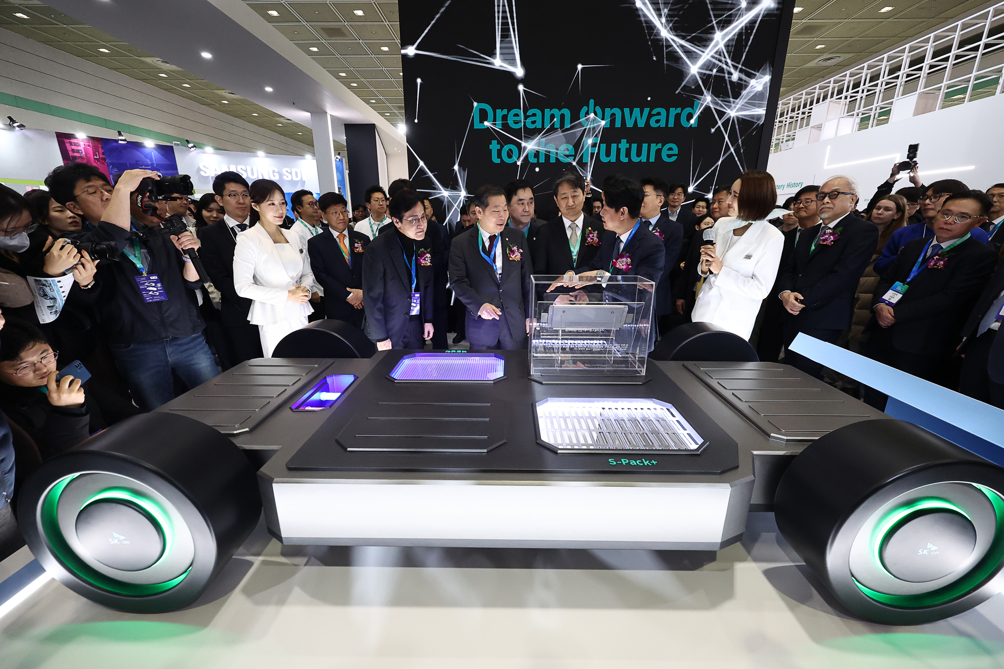 Visitors look at SK On's battery products at the InterBattery 2025 at Coex, southern Seoul, on March 5. [YONHAP] 