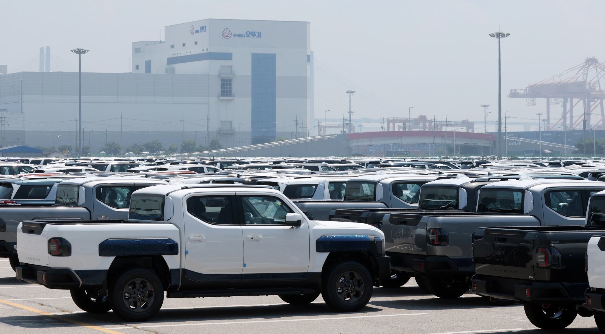Export-bound cars are lined up at Pyeongtaek Port in Gyeonggi on July 29. [NEWS1] 
