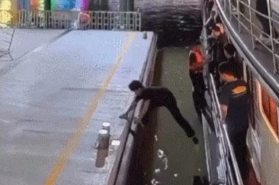 A Korean man attempts to jump off a cruise ship in Thailand before it has docked in July. [SCREEN CAPTURE]