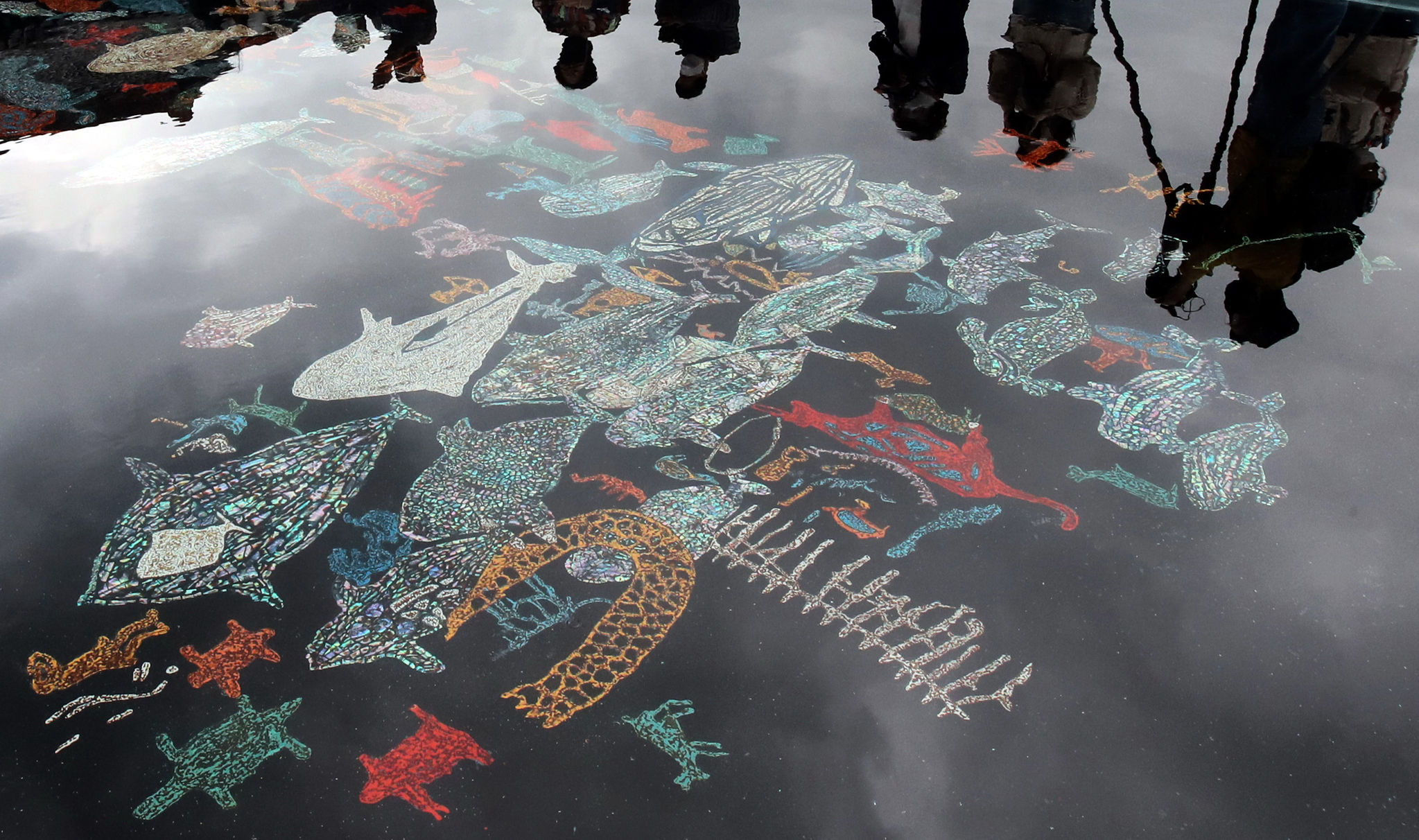 Visitors view the Bangudae Petroglyphs reborn as lacquer art at Seounam Janggyeonggak of Tongdosa Temple in Yangsan on May 9, 2021. The exhibition presents lacquer reinterpretations of Ulsan’s Bangudae Petroglyphs (National Treasure No. 285) and the Cheonjeon-ri Petroglyphs (National Treasure No. 147), created over three years by Ven. Seongpa, the abbot of Tongdosa. [SONG BONG-GEUN]