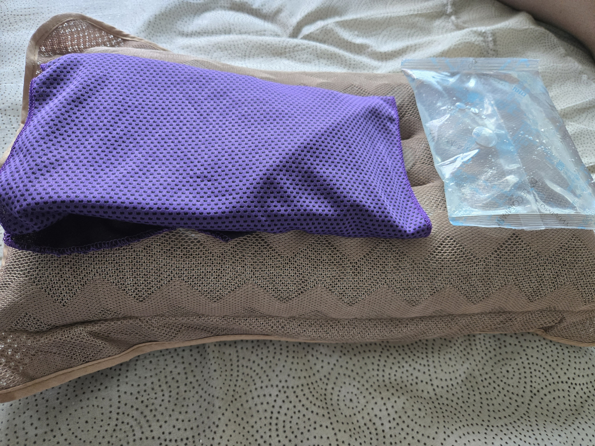 A Chuncheon, Gangwon, resident who struggles to afford electricity uses ice packs with her two children to sleep. She freezes water bottles and ice packs and lies on them to endure the heat. [JOONGANG ILBO]