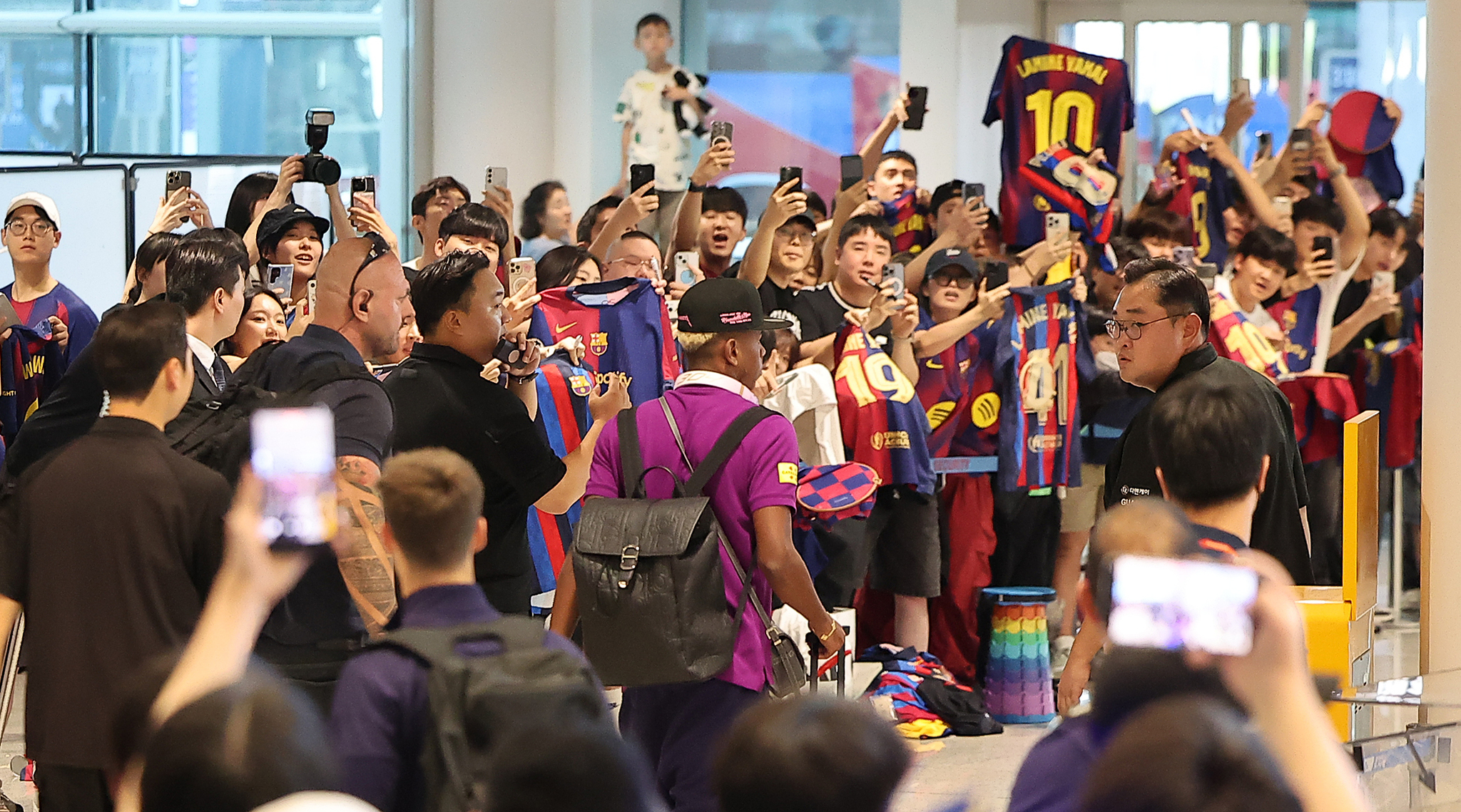 Korean fans welcome FC Barcelona at Incheon International Airport on July 29.  [NEWS1]
