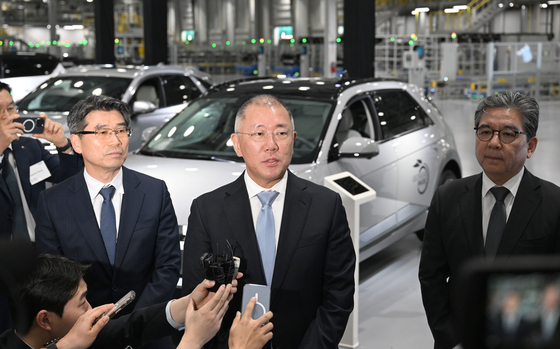 Hyundai Motor Group Executive Chair Euisun Chung, center, speaks to reporters at Hyundai Motor Group Metaplant America in Georgia on March 26. [NEWS1] 