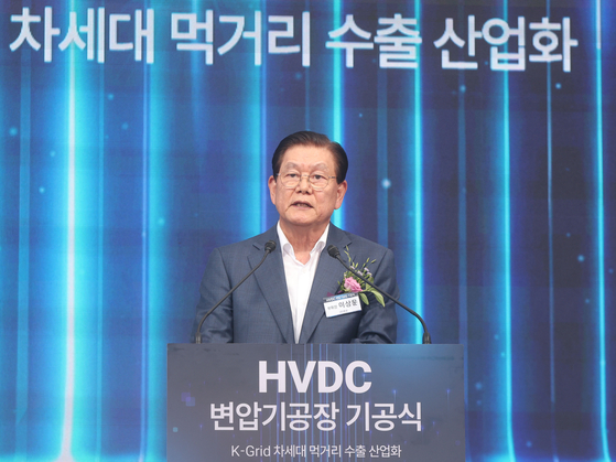 Hyosung Group Vice Chairman Lee Sang-woon delivers a congratulatory speech during a groundbreaking ceremony for a new manufacturing plant dedicated to high-voltage direct current (HVDC) transformers inside Hyosung Heavy Industries' Changwon facility in Changwon, South Gyeongsang, on July 30. [YONHAP]