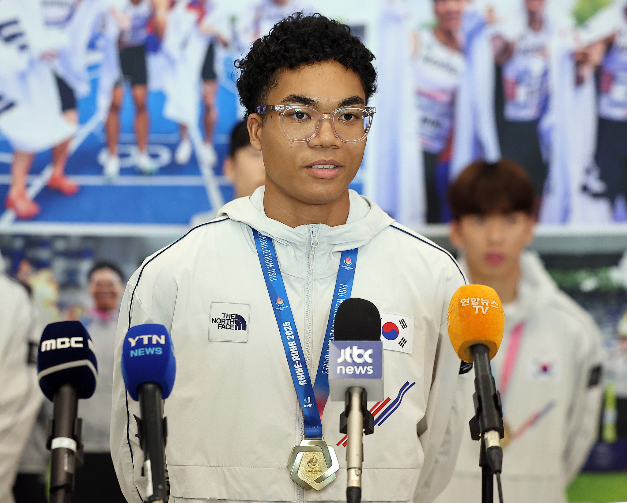 Joel Jin Nwamadi, who won gold in the men’s 4x100-meter relay at the 2025 Rhine-Ruhr Summer World University Games, speaks to reporters after arriving at Terminal 1 of Incheon International Airport on July 29. [NEWS1] 