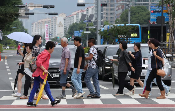 Pedestrians cross a crosswalk in Changwon, South Gyeongsang, on July 17. [JOONGANG ILBO]