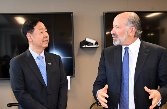 Finance Minister Koo Yun-cheol, left, and U.S. Commerce Secretary Howard Lutnick discuss bilateral trade issues in Washington, D.C., on July 29, 2025 [MINISTRY OF ECONOMY AND FINANCE]