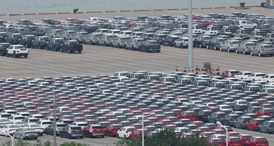 Export vehicles are parked at Pyeongtaek Port in Pyeongtaek, Gyeonggi on July 31. [NEWS1] 