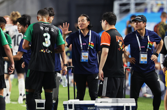 Team K League manager Kim Pan-gon, center, instructs his players during a Coupang Play Series match against Newcastle at Suwon World Cup Stadium in Suwon, Gyeonggi, on July 30. [YONHAP] 