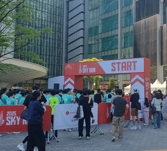 The start of the ″Sky Run″ at Lotte Tower. [TOM MCCARTHY]