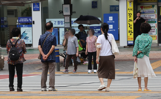 Pedestrians cross a crosswalk in Changwon, South Gyeongsang, on July 17. [JOONGANG ILBO]