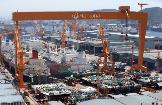 A large-scale crane is seen at a Hanwha Ocean shipyard in Geoje, South Gyeongsang on July 31. [NEWS1]  