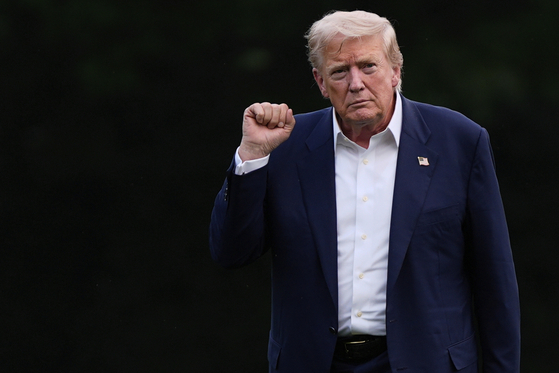 U.S. President Donald Trump walks from Marine One after arriving on the South Lawn of the White House, Tuesday, July 29, in Washington. [AP/YONHAP]