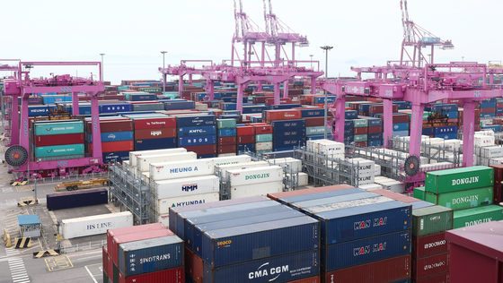 Containers for export are piled up at a port in Incheon on July 31. [NEWS1]