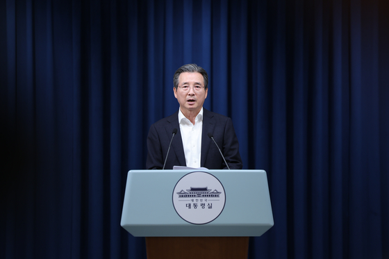 Kim Yong-beom, presidential chief of staff for policy, gives a press briefing on a trade deal with the United States at the Yongsan presidential office in central Seoul on July 31. [NEWS1]