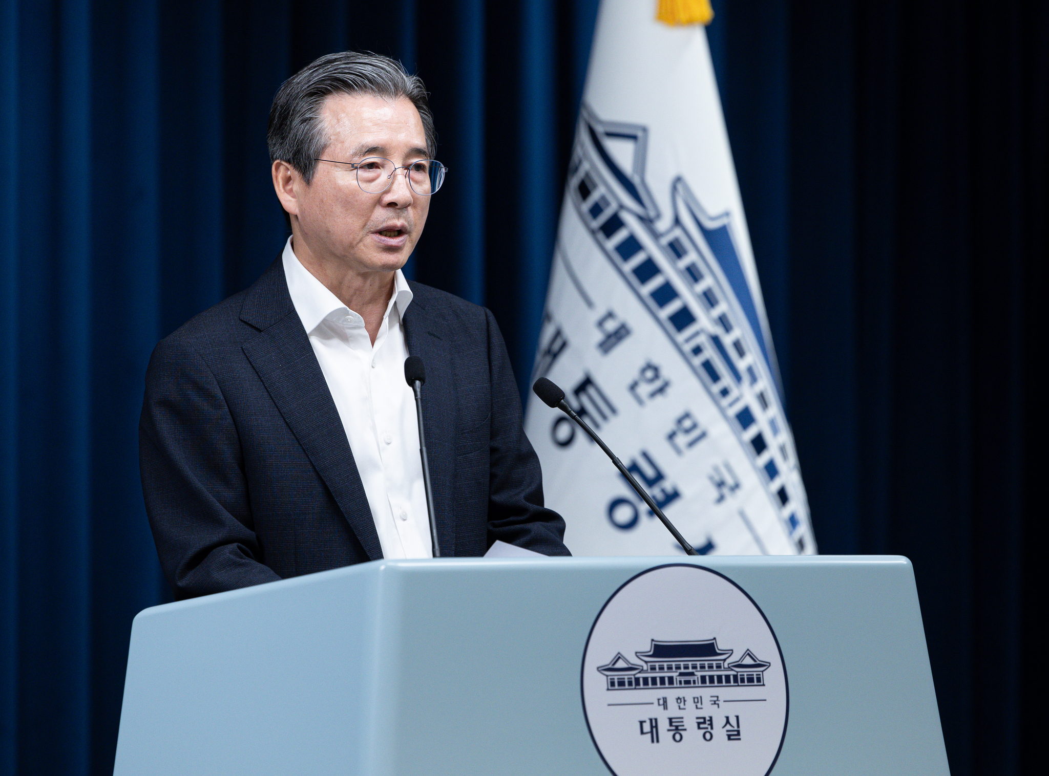 Presidential Director of National Policy Kim Yong-beom speaks during a press briefing on trariff negotiations between Korea and the United States at the presidential office in Yongsan District, central Seoul, on July 31. [NEWS1]