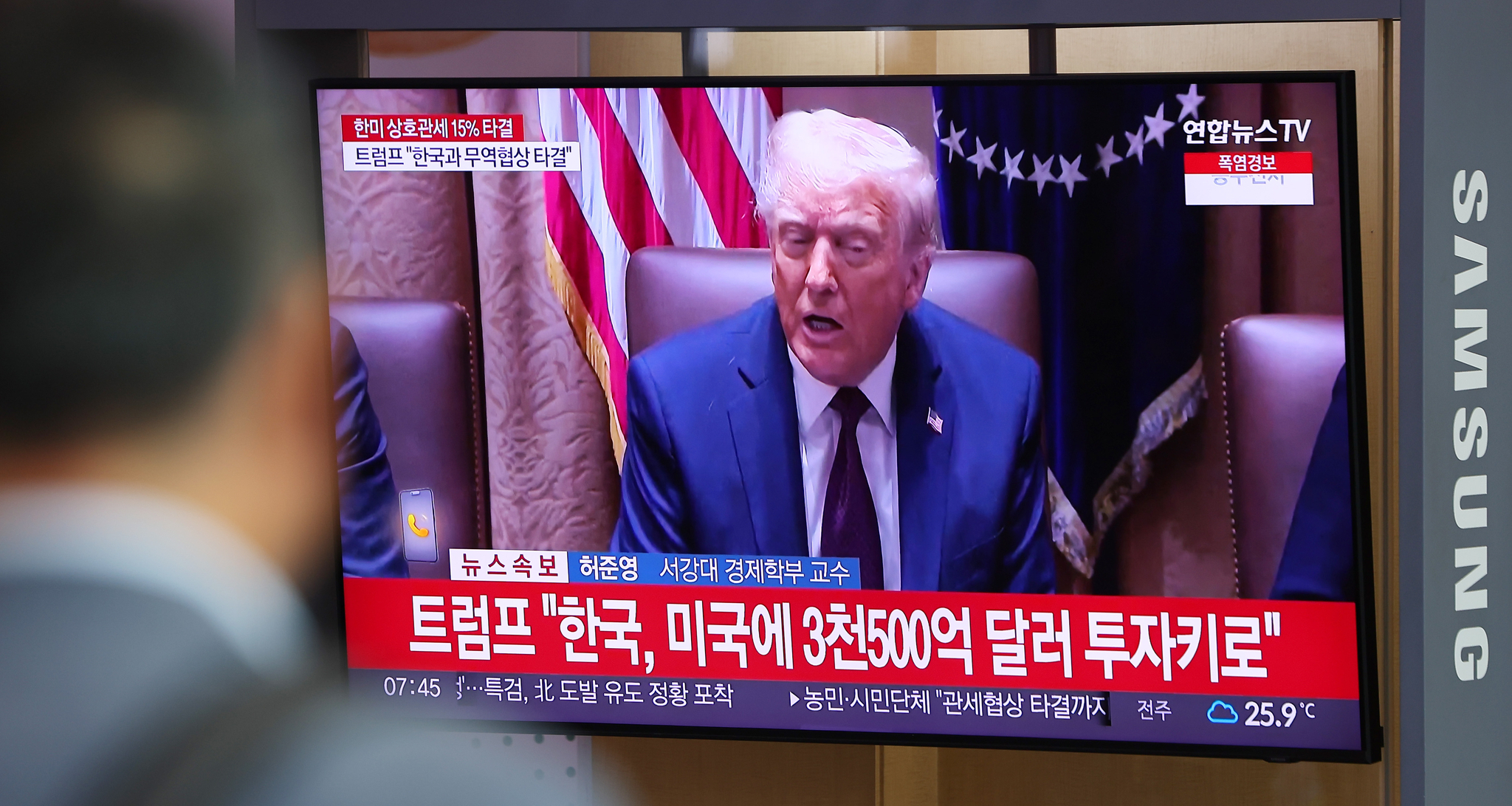 A citizen watches a news broadcast on the Korea-U.S. tariff negotiations at the waiting room of Seoul Station in Yongsan District, central Seoul, on July 31. [YONHAP] 