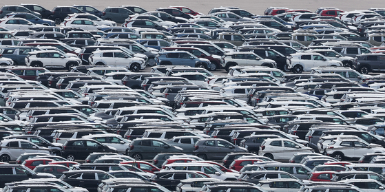 Hyundai Motor cars await export at a port in Pyeongtaek, Gyeonggi, on July 31, the day when the United States cut its tariffs on Korean goods to 15 percent. [YONHAP]