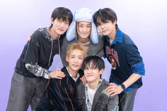 Boy band 1Verse poses for photos during an interview with the Korea JoongAng Daily in western Seoul on July 24. Clockwise from above left: Seok, Kenny, Aito, Nathan and Hyuk. [DANIELA GONZALEZ PEREZ]