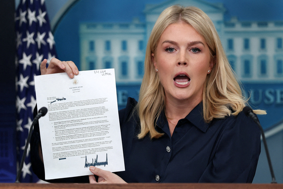 White House Press Secretary Karoline Leavitt shows a letter from U.S. President Donald Trump during a press briefing at the White House in Washington on July 31. [REUTERS/YONHAP]