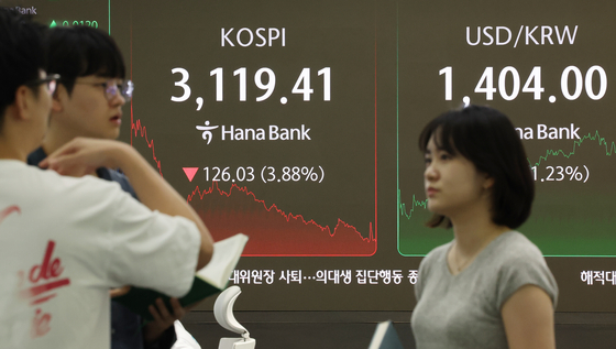 A screen in Hana Bank's trading room in central Seoul shows the Kospi closing at 3,119.41 points on Aug. 1, down 126.03 points, or 3.88 percent, from the previous trading session. [YONHAP]