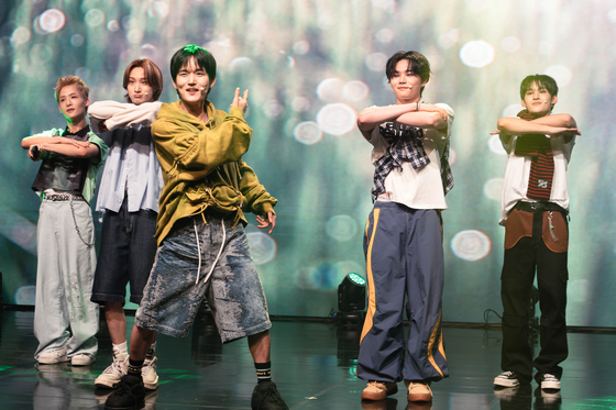 Boy band 1Verse performs ″Multiverse″ during its debut showcase at the Ilchi Art Hall in southern Seoul on July 18. [DANIELA GONZALEZ PEREZ]