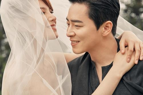 Singer Gummy and actor Cho Jung-seok. [C-JES ENTERTAINMENT]