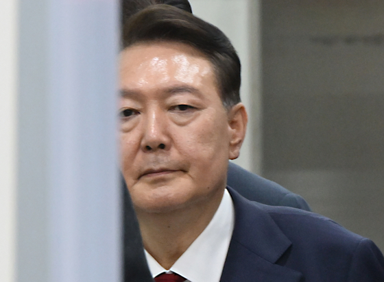 Former President Yoon Suk Yeol leaves the Seoul Central District Court in Seocho District, southern Seoul, on July 9 after attending a pretrial detention hearing. [JOINT PRESS CORPS]