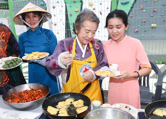 Members of multicultural families prepare traditional Korean Chuseok dishes during an event held at Korean Red Cross Seoul's volunteer center in Yangcheon District, western Seoul, on Sept. 9, 2024. [YONHAP]