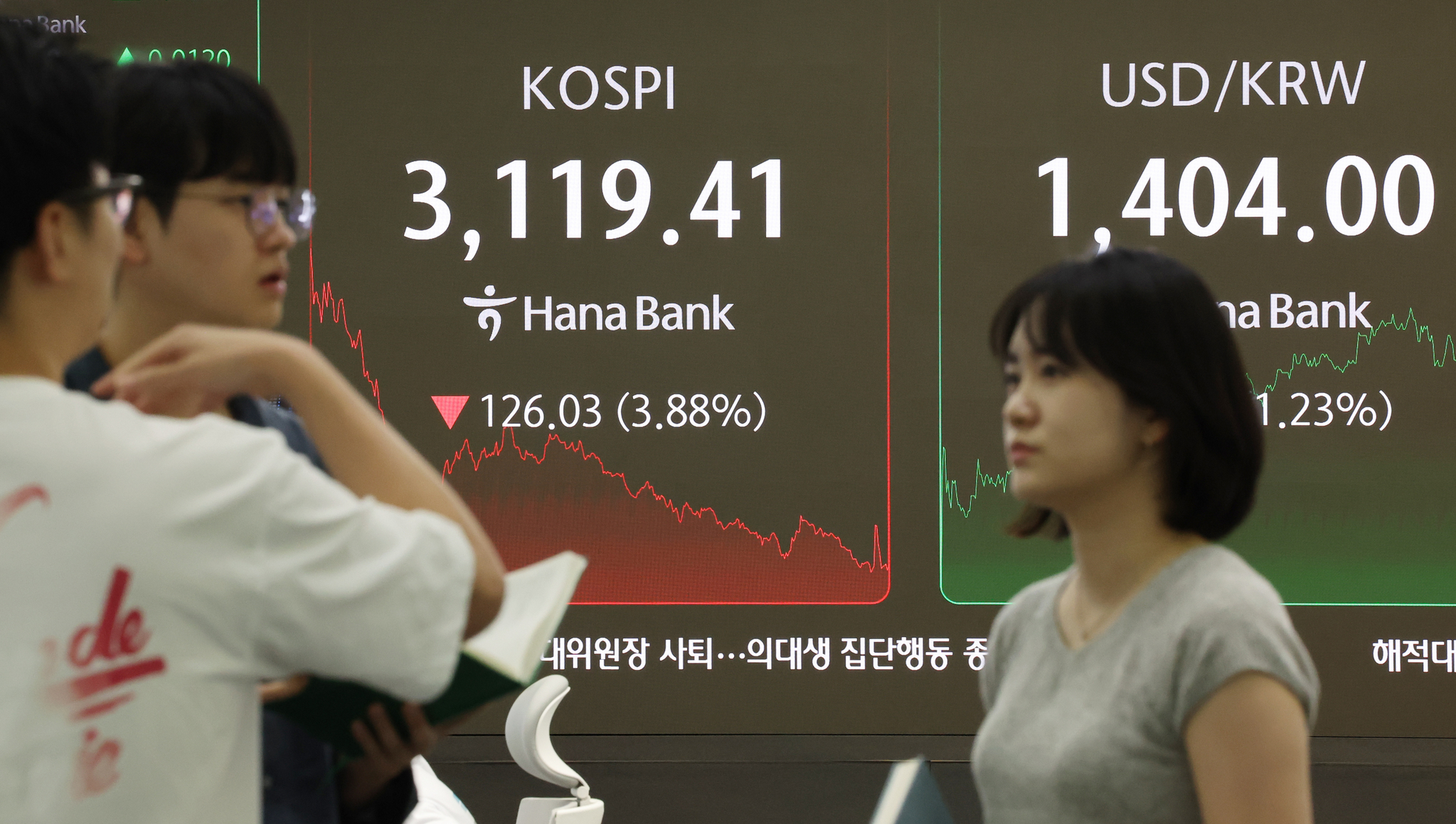 A screen in Hana Bank's trading room in central Seoul shows the Kospi closing at 3,119.41 points on Aug. 1, down 126.03 points, or 3.88 percent, from the previous trading session. [YONHAP]