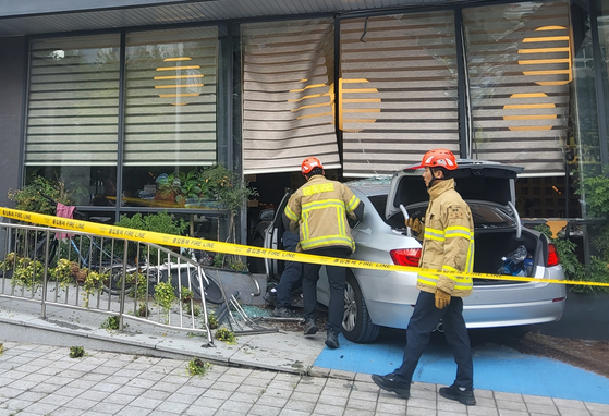 A car lies in ruins after it smashed into a restaurant in Yongin, Gyeonggi on Aug. 1. [YONHAP]