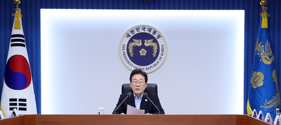 President Lee Jae Myung speaks on the trade deal with the United States in a meeting with senior presidential secretaries at the Yongsan presidential office in central Seoul on July 31. [JOINT PRESS CORPS]