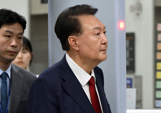 Former President Yoon Suk Yeol leaves the Seoul Central District Court in Seocho District, southern Seoul, on July 9 after attending a pretrial detention hearing. [JOINT PRESS CORPS]