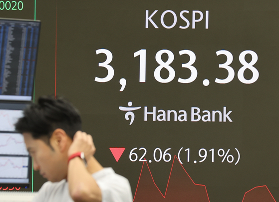 A screen in Hana Bank's trading room in central Seoul shows the Kospi opening on Aug. 1. [YONHAP]