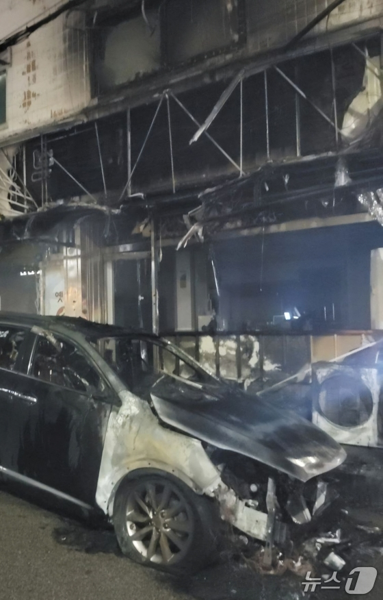 A burned out car in Pyeongtaek, Gyeonggi, on Aug. 1  [JOONGANG ILBO]