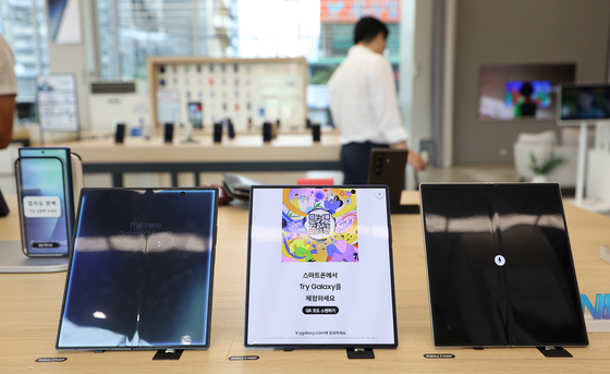 Samsung Electronics' Galaxy Z Fold 7 smartphones are displayed at a store in southern Seoul on July 15, 2025. [YONHAP]