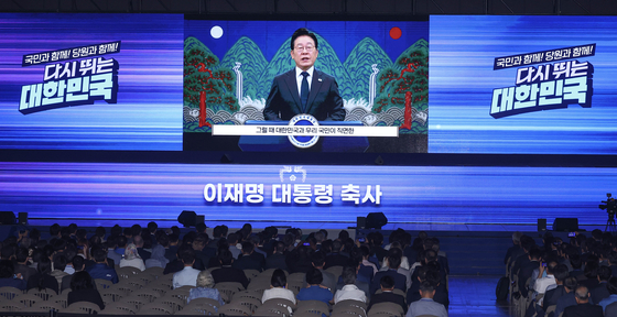 President Lee Jae Myung delivers a congratulatory message via video as the Democratic Party holds its second national convention to elect a new party leader at Kintex in Goyang, Gyeonggi, on Aug. 2. [JOONGANG ILBO] 