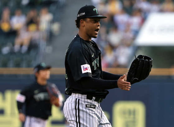 LG Twins pitcher Elieser Hernandez celebrates during a KBO game against the NC Dinos at Jamsil Baseball Stadium in southern Seoul on June 17. [NEWS1]