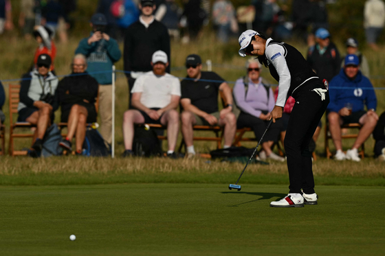 Kim A-lim puts on the 17th on day three of the AIG Women's Open at Royal Porthcawl in Wales on Aug. 2. [AFP/YONHAP]