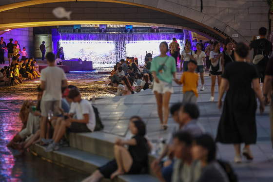 Seoul citizens fill the Cheonggye Stream in central Seoul on July 30 to beat the heat. [NEWS1]