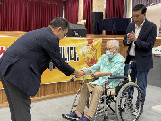 Yang Geum-deok, a survivor of forced labor under the Japanese occupation of Korea (1910-1945) and a longtime advocate for the rights of other survivors, is awarded the Moran Medal, the second-highest rank of the Order of Civil Merit, on Aug. 2 in Gwangju. [NATIONAL HUMAN RIGHTS COMMISSION OF THE REPUBLIC OF KOREA]