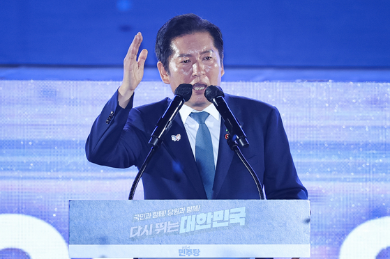 Newly elected Democratic Party leader Jung Chung-rae delivers a speech during the party’s national convention at Kintex in Goyang, Gyeonggi, on Aug. 2. [JOONGANG ILBO] 