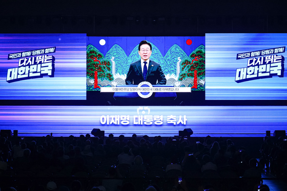 A video message from President Lee Jae Myung plays at the Democratic Party national convention at Kintex in Goyang, Gyeonggi.  [JOONGANG ILBO]