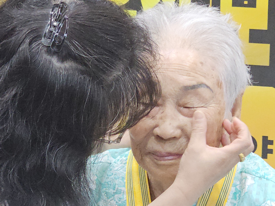 Yang Geum-deok, a survivor of forced labor under the Japanese occupation of Korea (1910-1945) and a longtime advocate for the rights of other survivors, sheds tears as she is awarded the Moran Medal, the second-highest rank of the Order of Civil Merit, on Aug. 2 in Gwangju. [NEWS1]