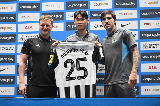 Newcastle United manager Eddie Howe, left, and his players Park Seung-soo, center, and Sandro Tonali pose for a photo during a pre-match press conference in Seoul on Aug. 2.  [AFP/YONHAP]