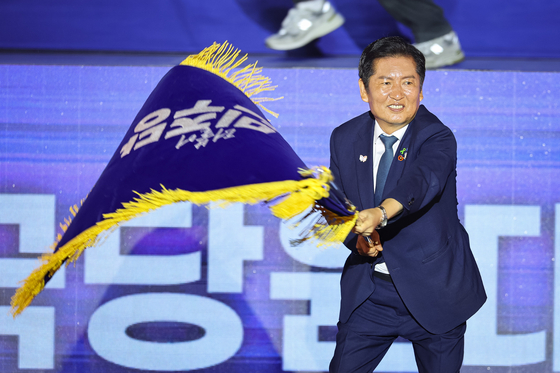 Newly elected Democratic Party leader Jung Chung-rae waves the party flag during the party’s national convention at Kintex in Goyang, Gyeonggi, on Aug. 2. [JOONGANG ILBO]