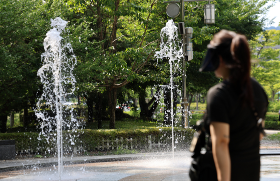 With a heat wave advisory in effect, a fountain operates in Jeonju, North Jeolla, on July 25. [YONHAP]